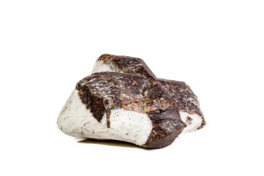 Makro mineral taş Staurolite beyaz bir arka plan üzerinde Kapat