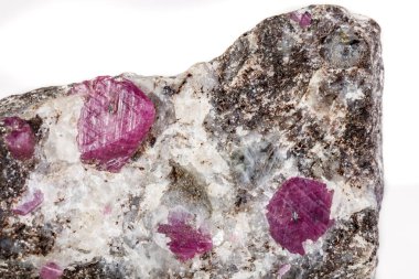 Makro bir mineral yakut beyaz bir arka plan üzerinde taş yakın çekim