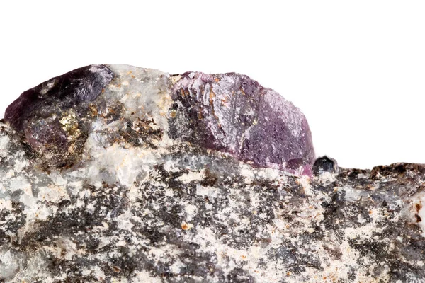 矿物红宝石石头的宏观在白色背景关闭 — 图库照片