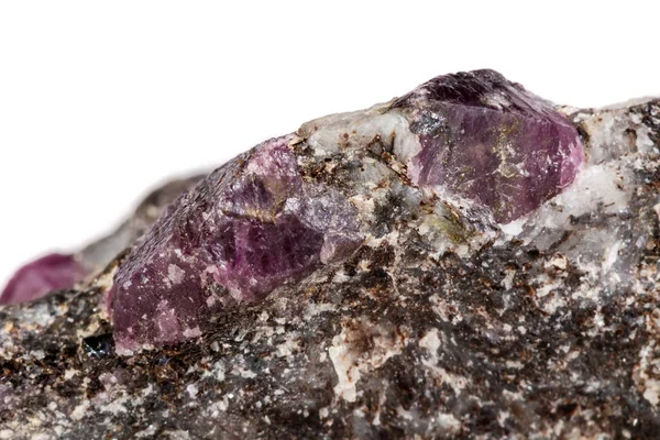 Makro Dari Batu Mineral Ruby Pada Latar Belakang Putih Menutup — Stok Foto