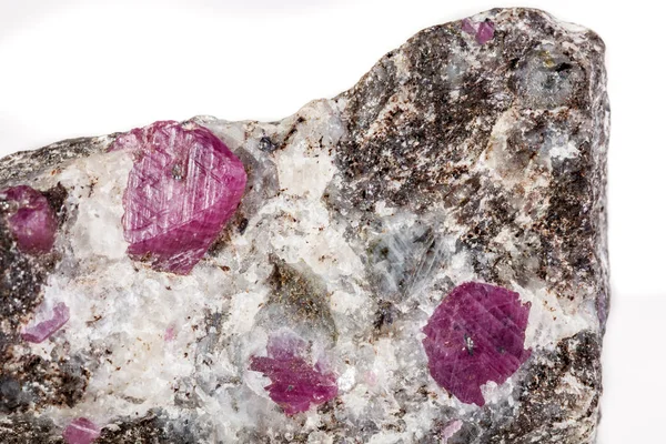 Makro Dari Batu Mineral Ruby Pada Latar Belakang Putih Menutup — Stok Foto