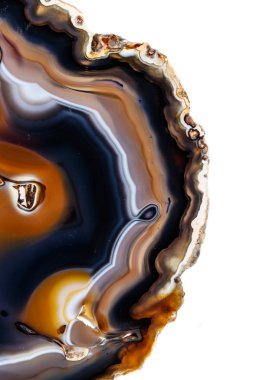 Beyaz bir arka plan makro mineral taş sarı, kahverengi akik doğurmak yakın çekim