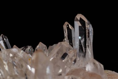 Makro Mineral taş yapay elmas kristalleri siyah arka plan üzerinde içinde yakın çekim