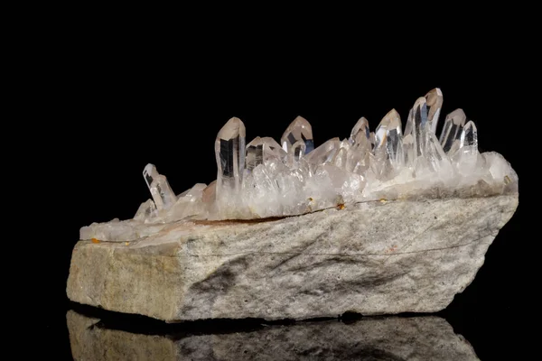 黒背景に結晶のマクロ ミネラル石ラインス トーンをクローズ アップ — ストック写真