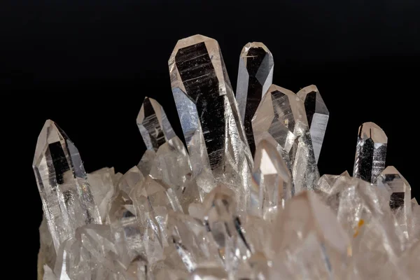 黒背景に結晶のマクロ ミネラル石ラインス トーンをクローズ アップ — ストック写真