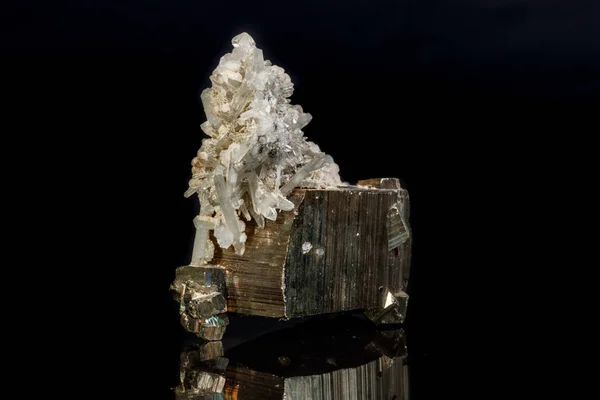 Batu Mineral Makro Pirit Dalam Kuarsa Pada Latar Belakang Hitam — Stok Foto