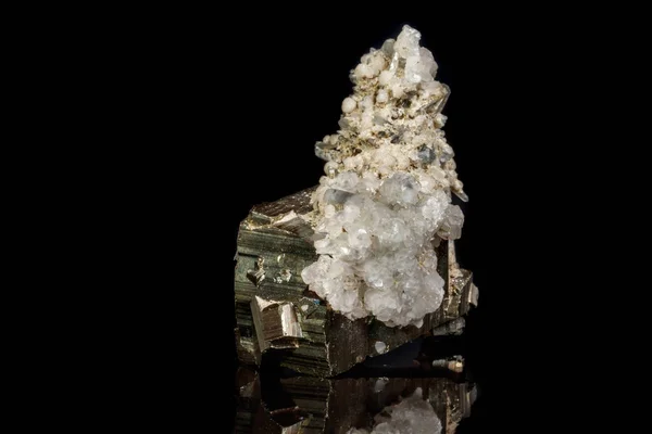 Makro Mineral Taş Pirit Kuvars Siyah Bir Zemin Üzerine Yakın — Stok fotoğraf