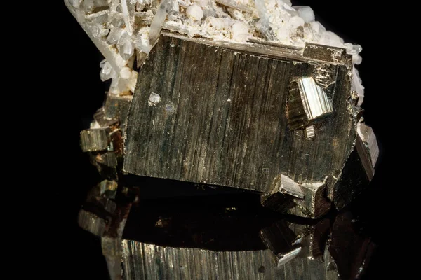 Makromineralstein Pyrit Quarz Auf Schwarzem Hintergrund Nahaufnahme — Stockfoto