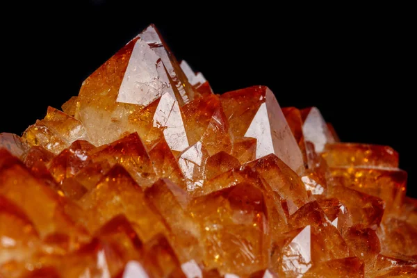 Makromineralstein Citrin Gestein Kristallen Auf Schwarzem Hintergrund Nahaufnahme — Stockfoto