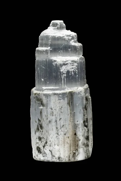 Makro Mineralstein Selenit Gips Auf Schwarzem Hintergrund Nahaufnahme — Stockfoto