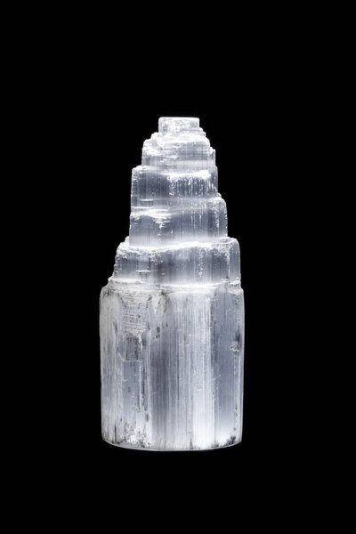 Макроминеральный камень Selenite Gypsum на черном фоне вблизи
