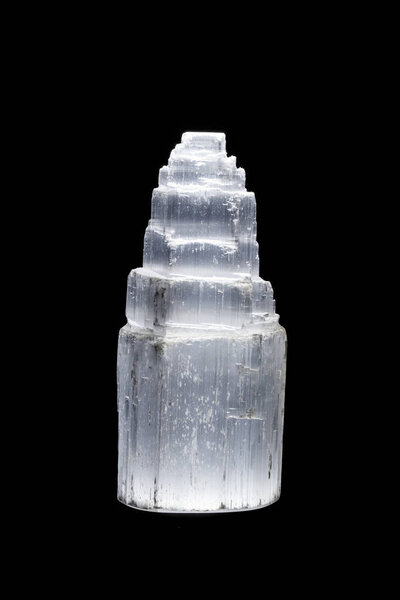 Макроминеральный камень Selenite Gypsum на черном фоне вблизи
