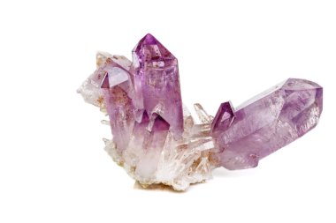 Ametist Crystal Druse makro mineral beyaz arka plan üzerinde Kapat