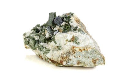 Beyaz arka plan üzerinde makro mineral Turmalin taş yakın çekim