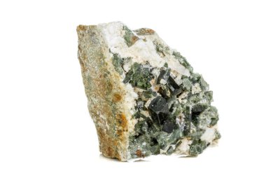 Beyaz arka plan üzerinde makro mineral Turmalin taş yakın çekim