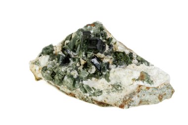 Beyaz arka plan üzerinde makro mineral Turmalin taş yakın çekim