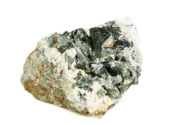 Beyaz Arka Plan Üzerinde Makro Mineral Turmalin Taş Yakın Çekim — Stok fotoğraf