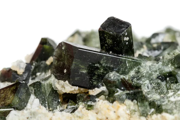 Beyaz Arka Plan Üzerinde Makro Mineral Turmalin Taş Yakın Çekim — Stok fotoğraf