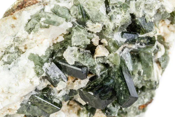 Beyaz arka plan üzerinde makro mineral Turmalin taşı — Stok fotoğraf