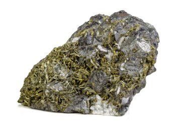 Makro mineral epidot taşa beyaz arka plan yakın çekim