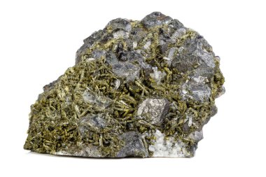 Makro mineral epidot taşa beyaz arka plan yakın çekim