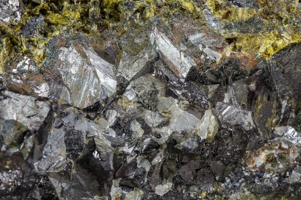 Batuan Epidote Mineral Makro Pada Latar Belakang Putih Close — Stok Foto