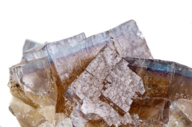 Beyaz bir arka plan üzerinde mineral taş sarı florit makro yakın çekim