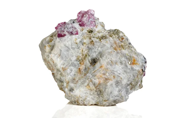 Makro Mineralstein Rubin Gestein Auf Weißem Hintergrund Nahaufnahme — Stockfoto