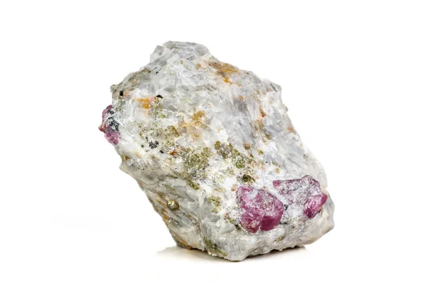 Close Van Macro Minerale Steen Ruby Rock Witte Achtergrond — Stockfoto