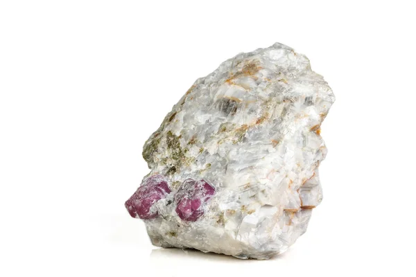 Makro Ásványi Ruby Rock Fehér Háttér Közelről — Stock Fotó