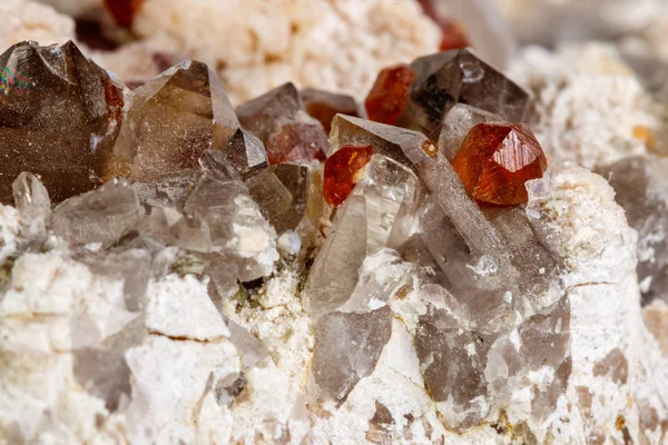 Pierre Minérale Macro Spessartine Feldspar Quartz Fumé Sur Fond Blanc — Photo