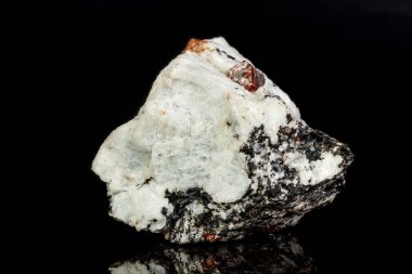 Siyah bir arka plan üzerinde makro zirkon mineral taş yakın çekim