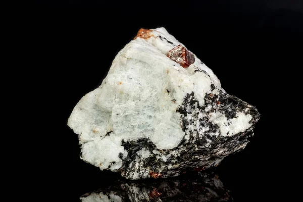 Makro Zirkon Mineralstein Auf Schwarzem Hintergrund Nahaufnahme — Stockfoto