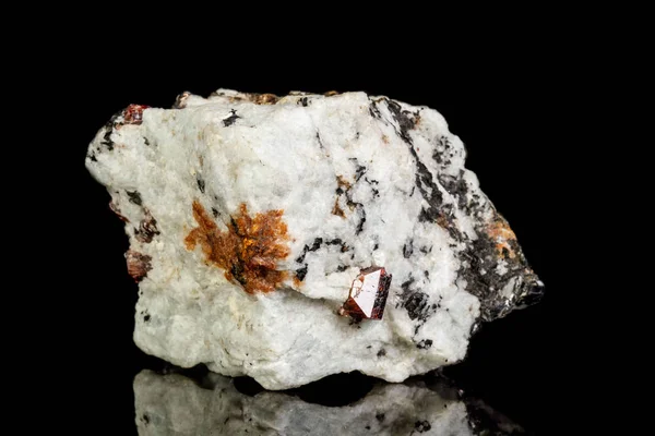 Makro Zirkon Mineralstein Auf Schwarzem Hintergrund Nahaufnahme — Stockfoto