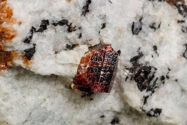 Batuan Mineral Macro Zircon Pada Latar Belakang Hitam Menutup — Stok Foto