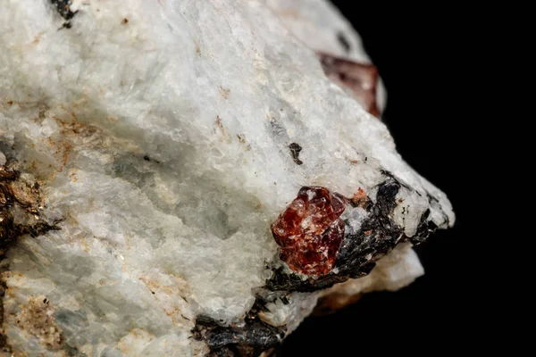 黒の背景にマクロ ジルコン鉱物石をクローズ アップ — ストック写真