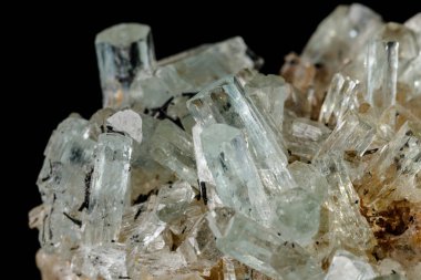 Makro mineral taş kristaller Aquamarine rock siyah bir zemin üzerine yakın çekim