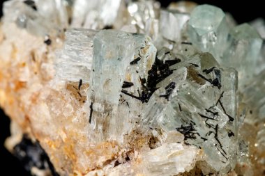 Makro mineral taş kristaller Aquamarine rock siyah bir zemin üzerine yakın çekim