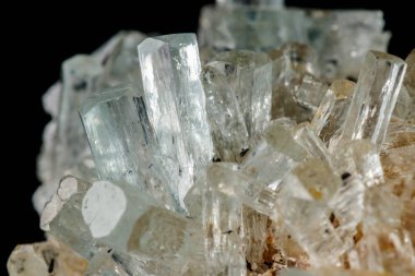 Makro mineral taş kristaller Aquamarine rock siyah bir zemin üzerine yakın çekim