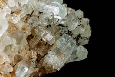 Makro mineral taş kristaller Aquamarine rock siyah bir zemin üzerine yakın çekim