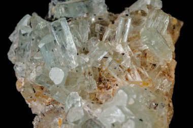 Makro mineral taş kristaller Aquamarine rock siyah bir zemin üzerine yakın çekim