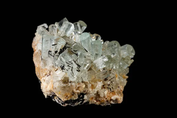 Makro Minerální Kamenné Krystaly Aquamarine Skále Černém Pozadí Zblízka — Stock fotografie