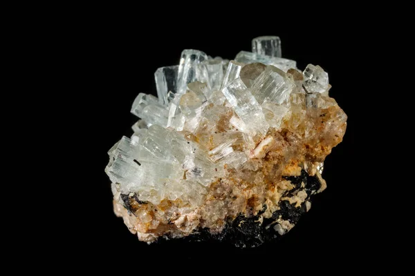 Μακροεντολή Ορυκτό Πέτρα Κρύσταλλοι Ακουαμαρίνα Στο Βράχο Πάνω Μαύρο Φόντο — Φωτογραφία Αρχείου