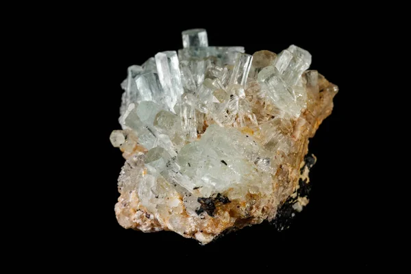 Makro Mineral Taş Kristaller Aquamarine Rock Siyah Bir Zemin Üzerine — Stok fotoğraf