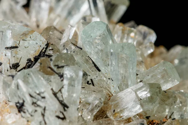 Makro mineral taş kristaller Aquamarine rock siyah bir zemin üzerine yakın çekim