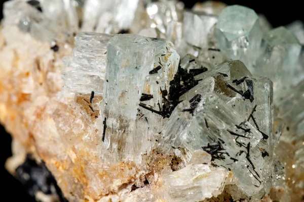 Μακροεντολή Ορυκτό Πέτρα Κρύσταλλοι Ακουαμαρίνα Στο Βράχο Πάνω Μαύρο Φόντο — Φωτογραφία Αρχείου