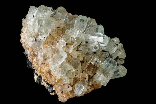 Makro Kamień Kryształy Mineralne Aquamarine Skale Czarnym Tle Bliska — Zdjęcie stockowe