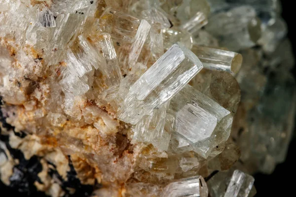 Makro Minerální Kamenné Krystaly Aquamarine Skále Černém Pozadí Zblízka — Stock fotografie