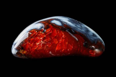 Makro mineral taş akik siyah bir zemin üzerine yakın çekim