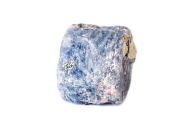 Beyaz arka planda makro safir minerali yakın